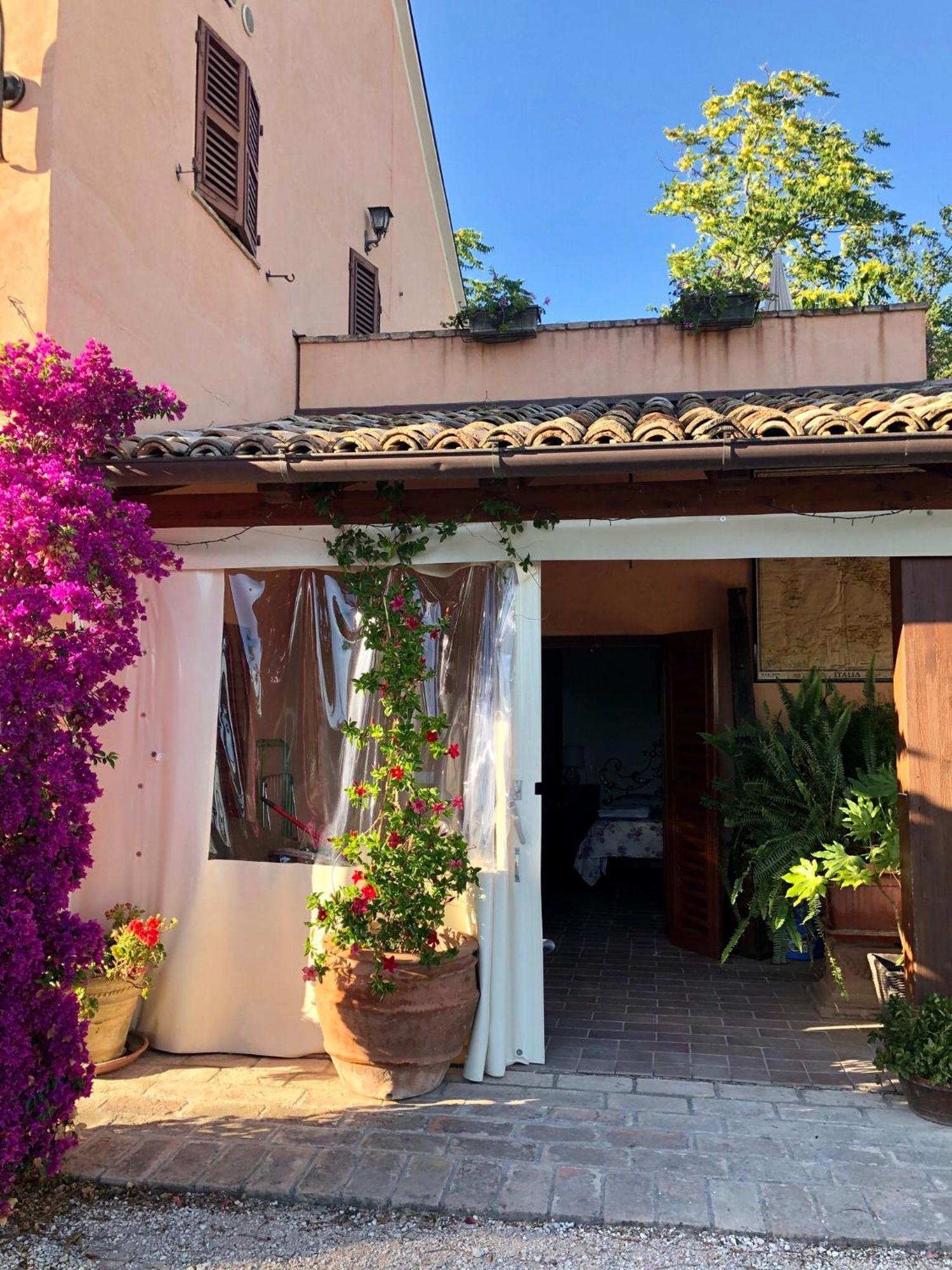 Appartamento Fronte Piscina Montemarciano Exteriér fotografie