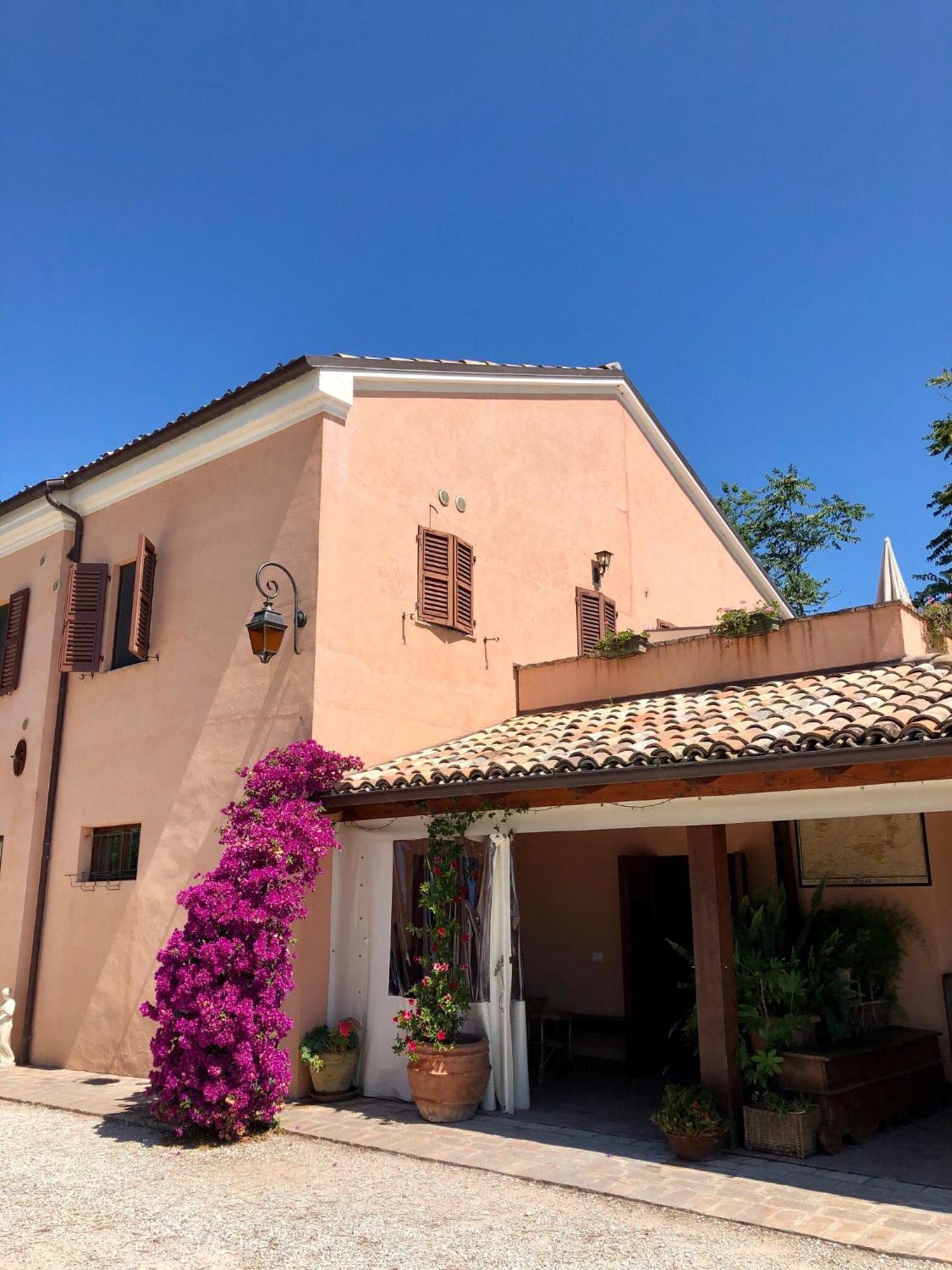 Appartamento Fronte Piscina Montemarciano Exteriér fotografie